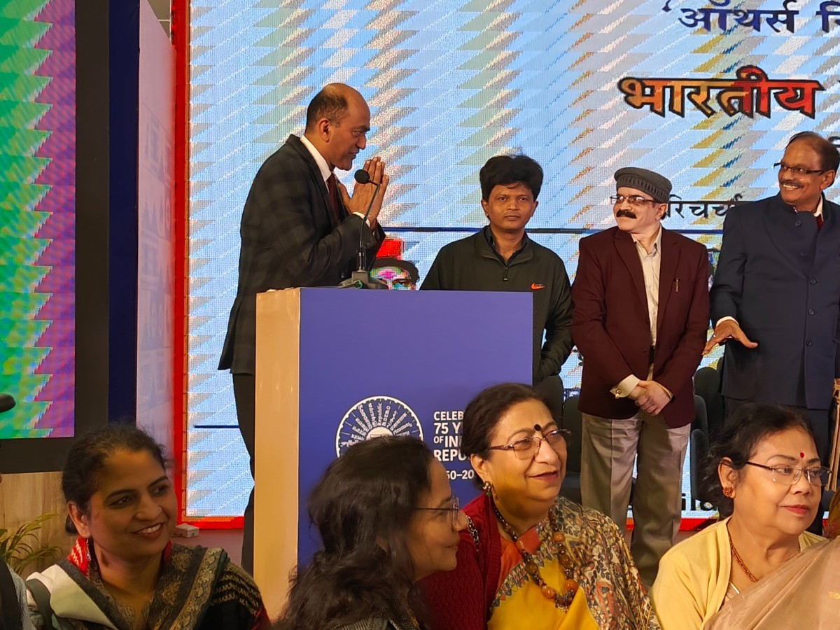 Dr. Sanjay Rajpal receiving an award